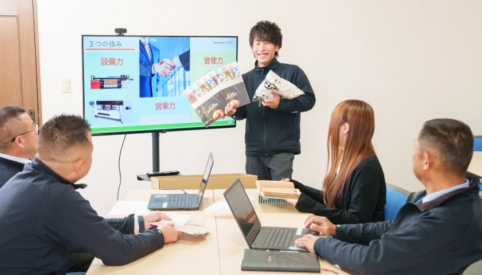 会議でコミュニケーションを取りながら仕事を進める様子